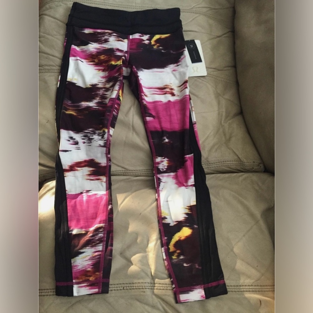 Lululemon Pace Tight Pigment Wind Berry Rumble Multi Size 4 NWT!